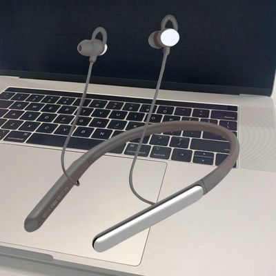 Czarne urządzenie słuchowe 80h na szyi