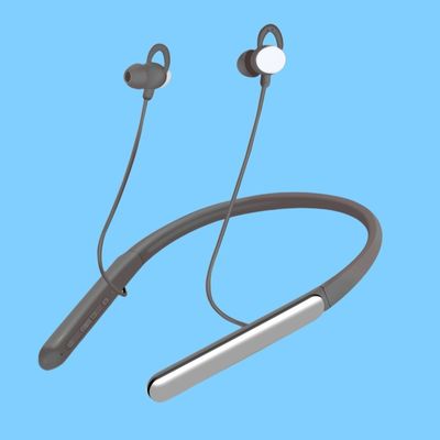 Czarne urządzenie słuchowe 80h na szyi