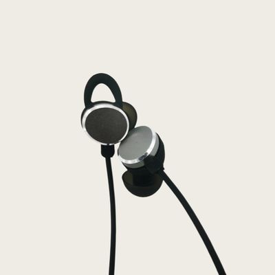 IPX5 Naładowalne, niewidzialne aparaty słuchowe, wodoodporne urządzenie słuchowe dla głuchych 80 godzin