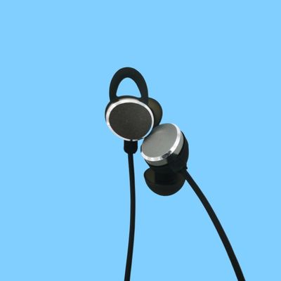 Duży głośnośćowy aparat słuchowy Bluetooth dostępny bez recepty od producenta urządzeń medycznych dla osób z ubytkiem słuchu